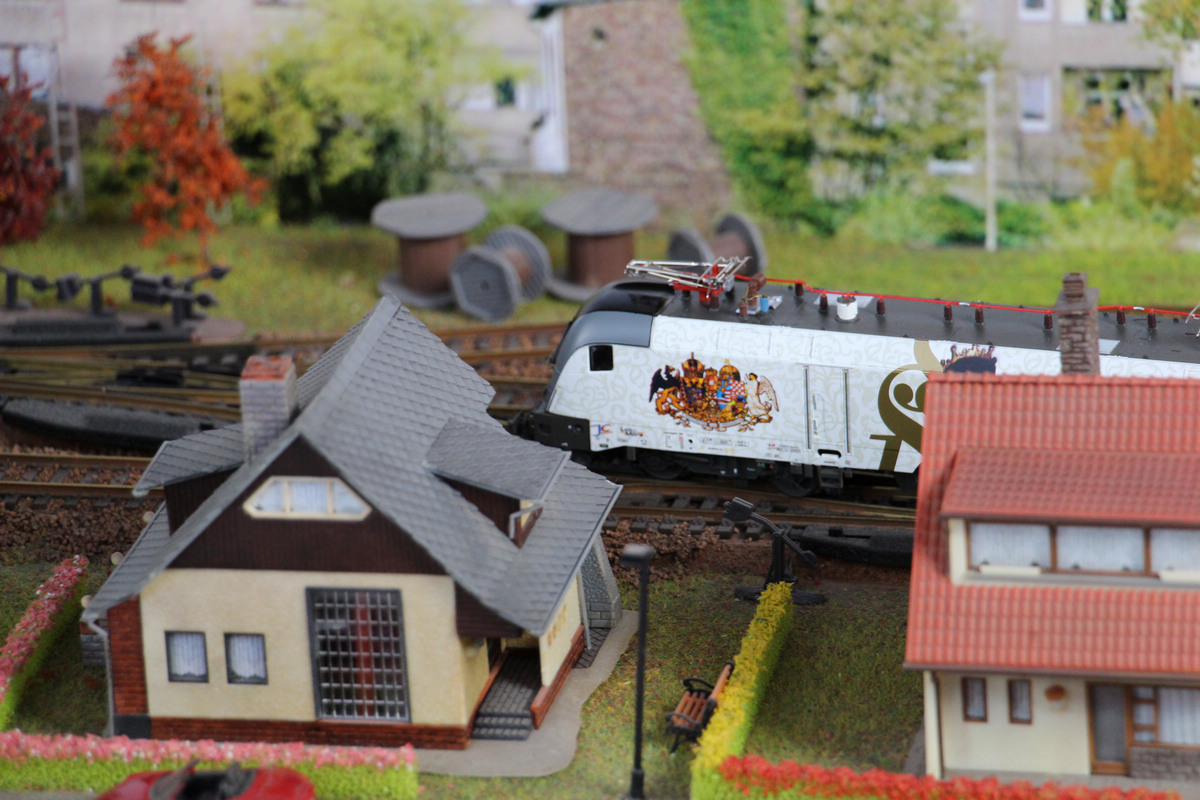 拍摄运动的玩具小火车