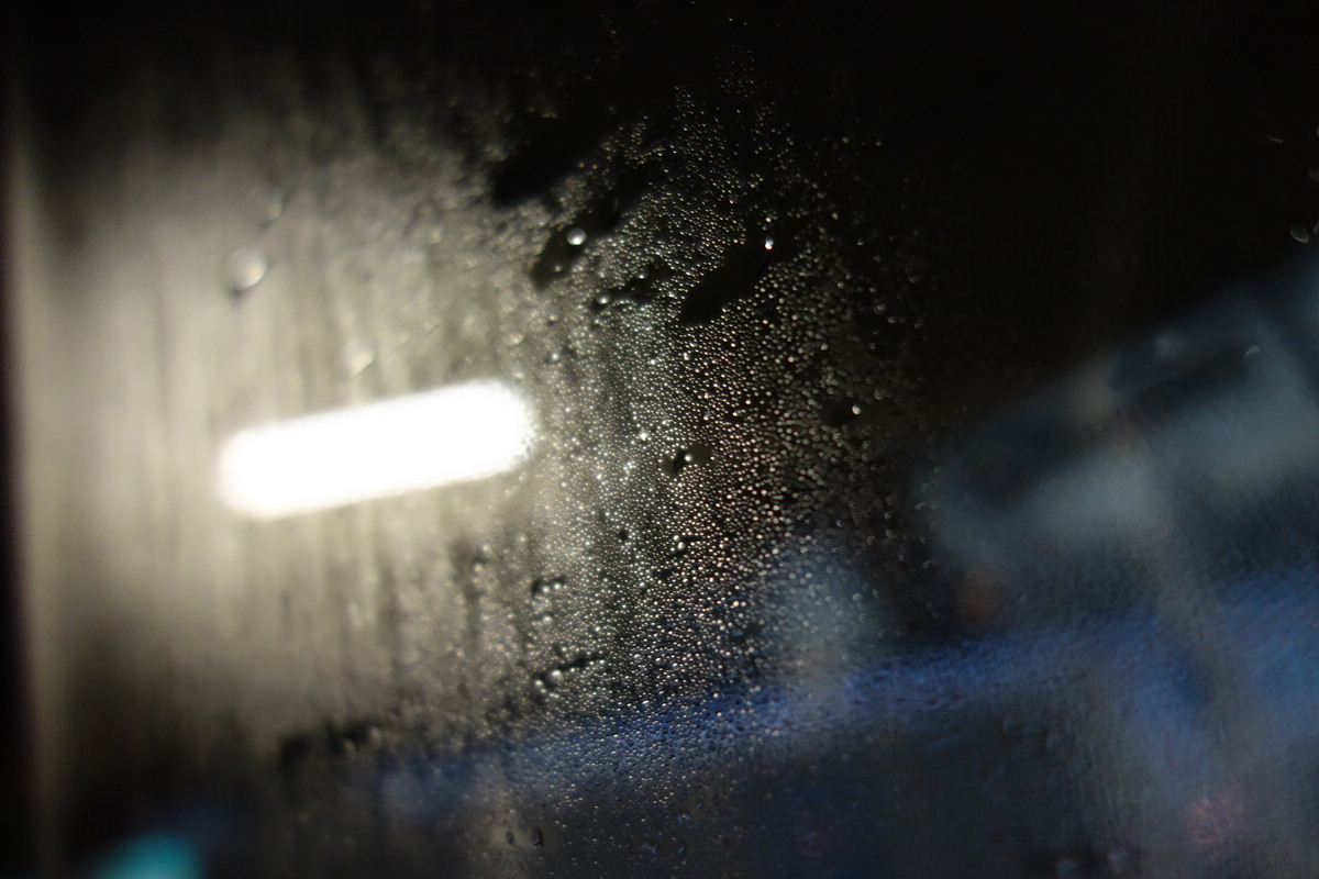 5月8日清晨抵达新西兰奥克兰机场，小雨滴在大巴车窗上