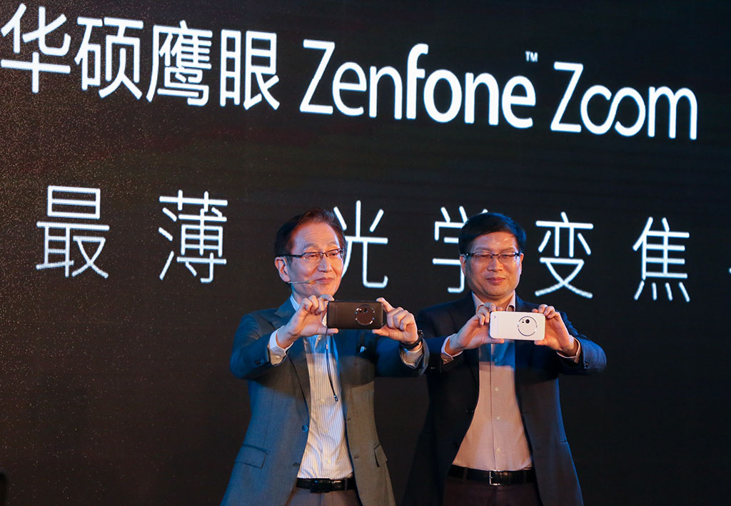 华硕鹰眼手机ZenFone Zoom亮相