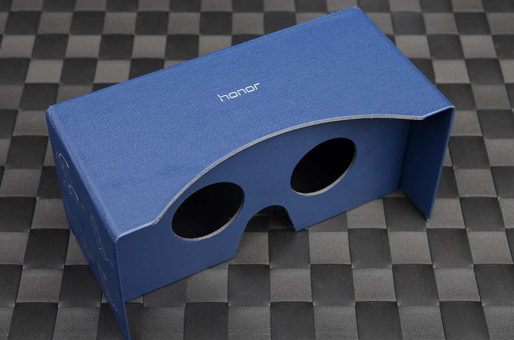 “4G+64G全网通版”在包装盒设计上非常有趣，该包装盒通过五步可以变为简易的VR眼镜。