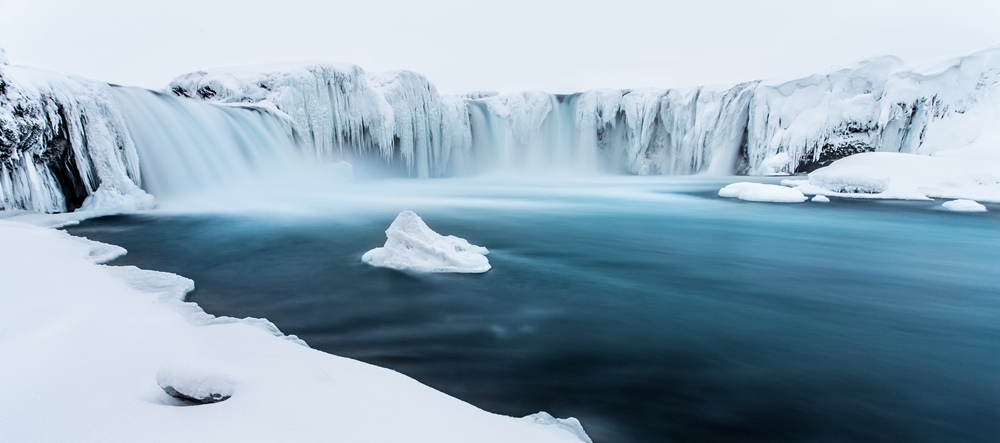 公开组全景类大奖：《神灵瀑布》 摄影师：Markus van Hauten 位于北爱尔兰的Godafoss以青色海水著名，这张照片是摄影师在一个寒冷的清晨从Reykjavik海岸拍摄的，充满神秘的瀑布挂着冰柱，长曝光让水流变成丝绒状，而21:9的画面比例也让观者联想到电影中的熟悉场景。