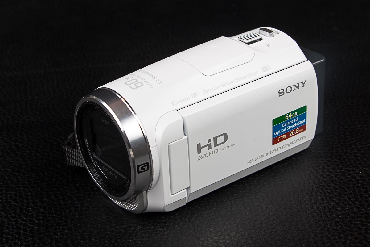 这次发布的索尼高清摄像机HDR-CX680在颜值方面有了显著提升，不仅轻便小巧，还推出了白色、红色和棕铜色三款机身色彩