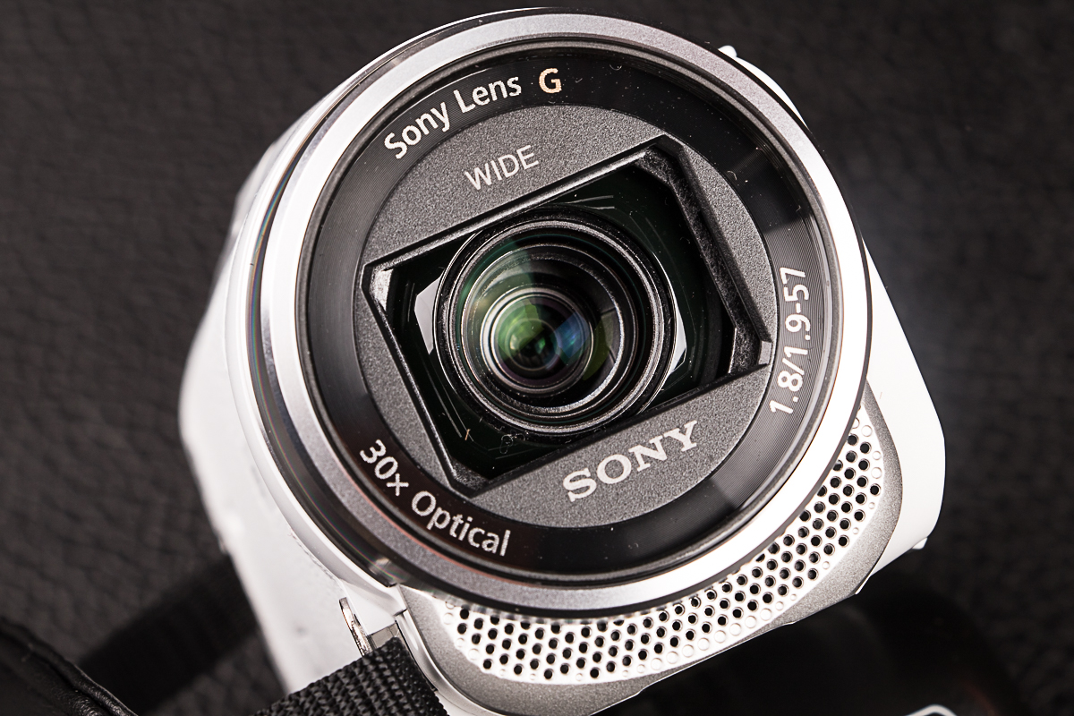 HDR-CX680搭载30倍光学变焦镜头并拥有60倍清晰影像变焦功能。