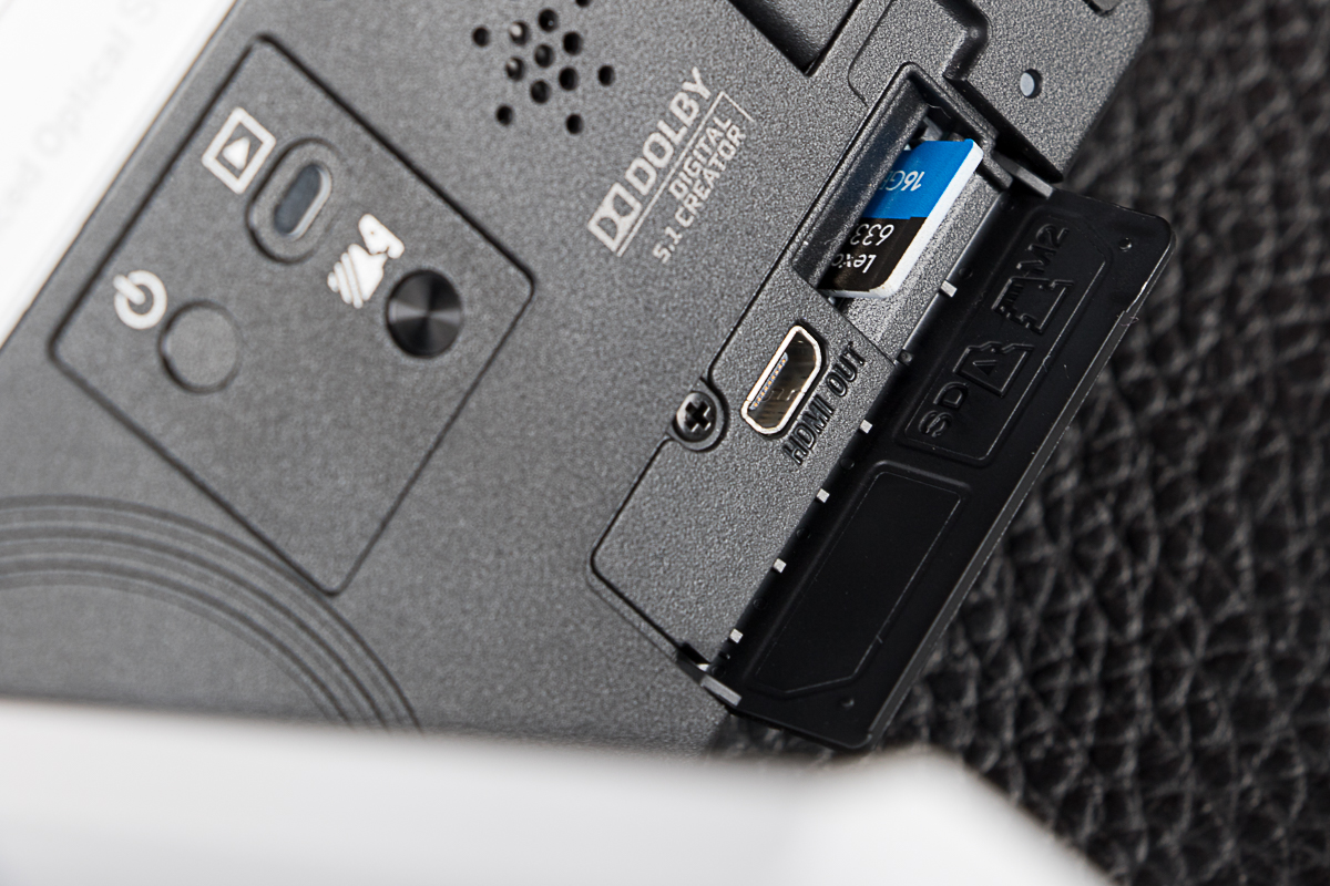 HDR-CX680配备64G内存，同时还搭载了一个支持使用micro SDXC/SDHC/SD存储卡的卡槽。