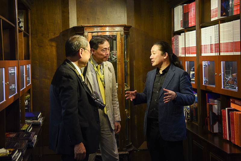 活动开始前，尼康中国总裁高阶先生与老相机展馆馆长交流中