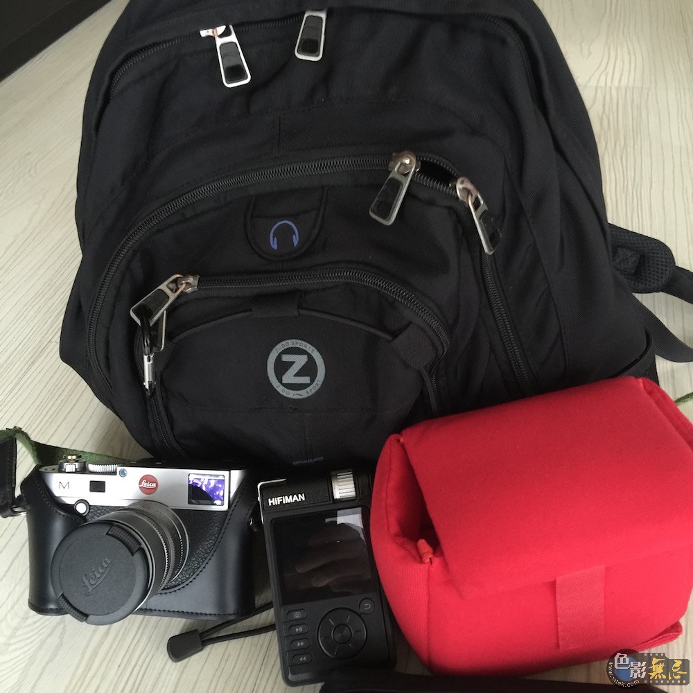 fotofans62：俺的徕卡在这里：李林双肩包(时值200元RMB) + 防震小包(25元RMB) + (徕卡M+徕卡50/1.4AA) + ……包大，主要是常常自己带中餐，还有笔袋及一些记录本等，纯属一个“杂货袋”。