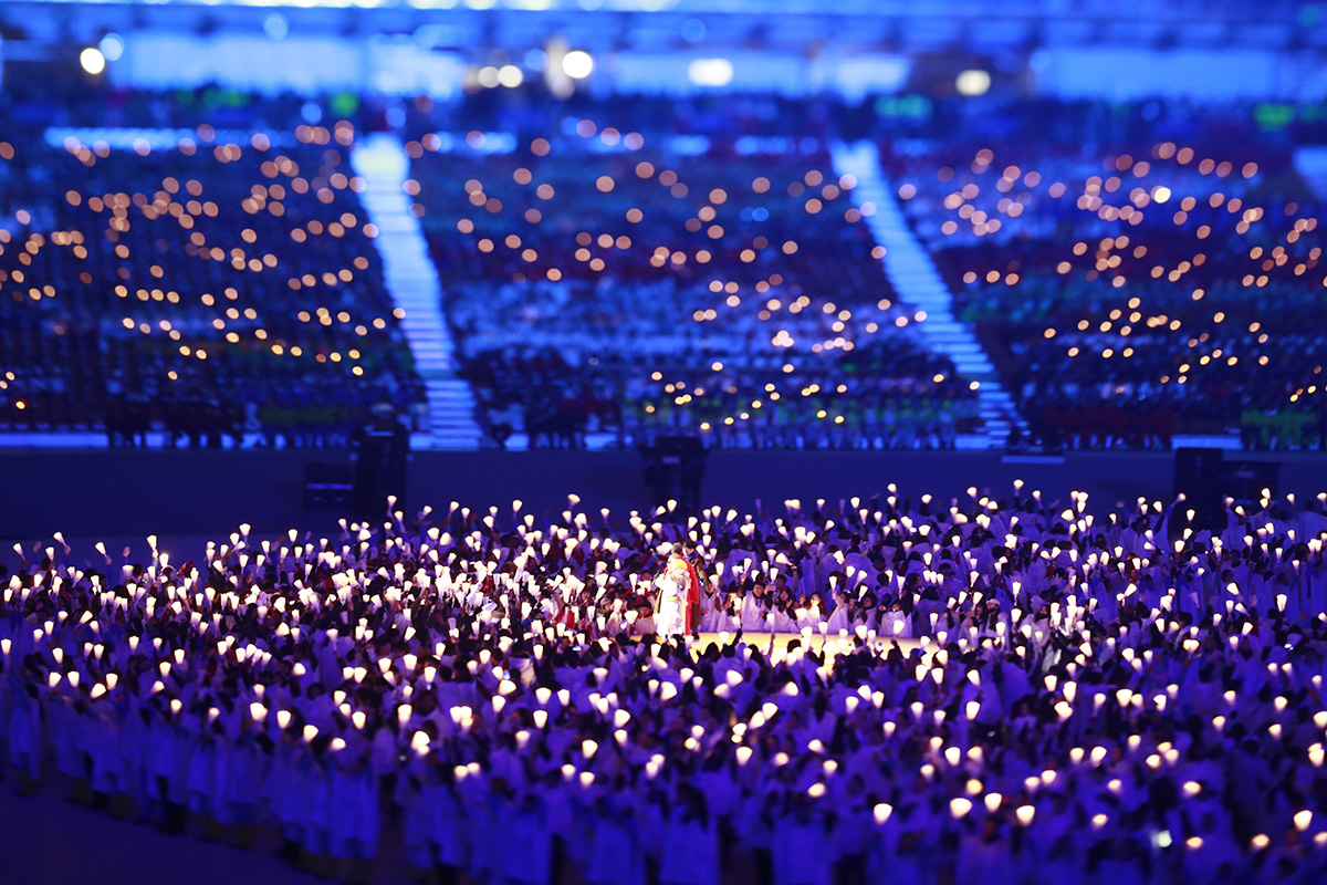 2018年2月9日19时，第23届冬季奥林匹克运动会开幕式在韩国平昌奥林匹克体育场隆重举行。图为演唱约翰列侬和平之歌《想象》，周围是手持蜡烛的1000名当地居民。