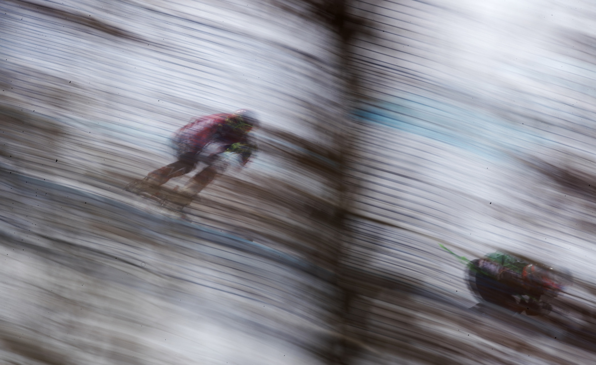 2018年2月21日，参赛选手在男子八分之一决赛中。当日，2018年平昌冬奥会自由式滑雪男子障碍追逐比赛在凤凰雪上公园举行.。