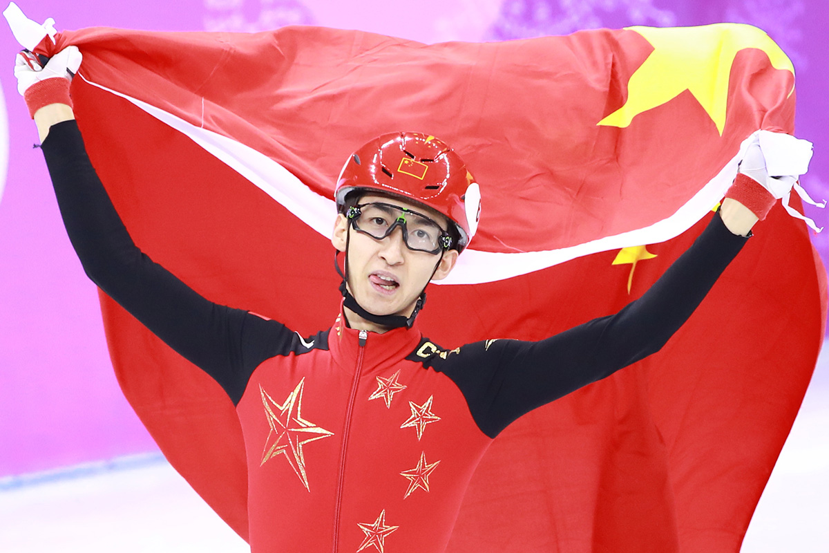 2018年2月22日，平昌冬奥会短道速滑比赛继续在江陵冰上运动场举行。在男子500米决赛中，中国选手武大靖以39秒584的成绩创世界纪录和赛会纪录勇夺金牌，这是中国代表团在本届冬奥会收获的首枚金牌。图为武大靖高举五星红旗庆祝。