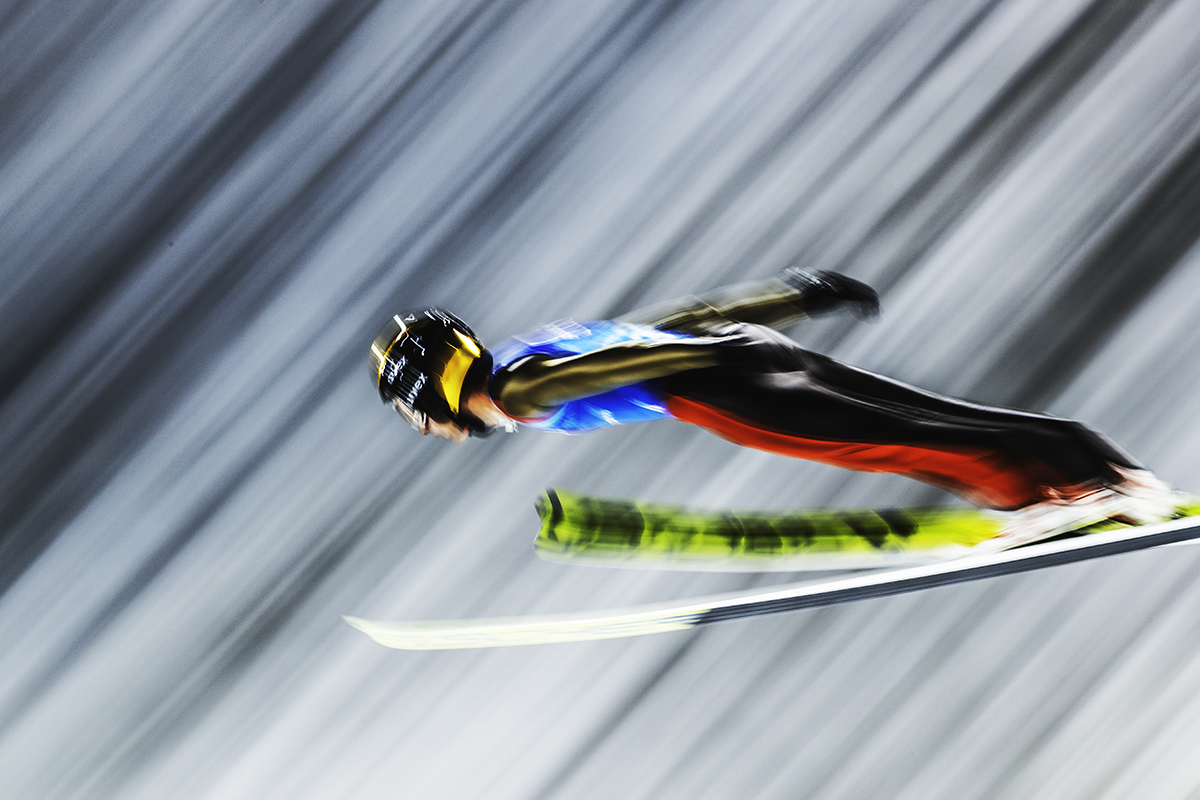 2018年2月18日，平昌冬奥会跳台滑雪男子团体在阿尔卑西亚跳台滑雪中心举行，此前已拿下一金的德国名将安德里亚斯·韦林格纵身一跃“长台”，最终帮助德国队拿下亚军。 Model: Canon EOS-1DX Mark II Lens(MM): 329 ISO: 250 Aperture: 11 Shuter: 1/10