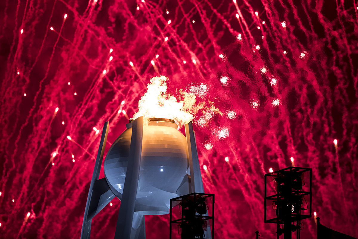 2018年2月9日，2018平昌冬奥会开幕式火箭点燃烟花飞舞。