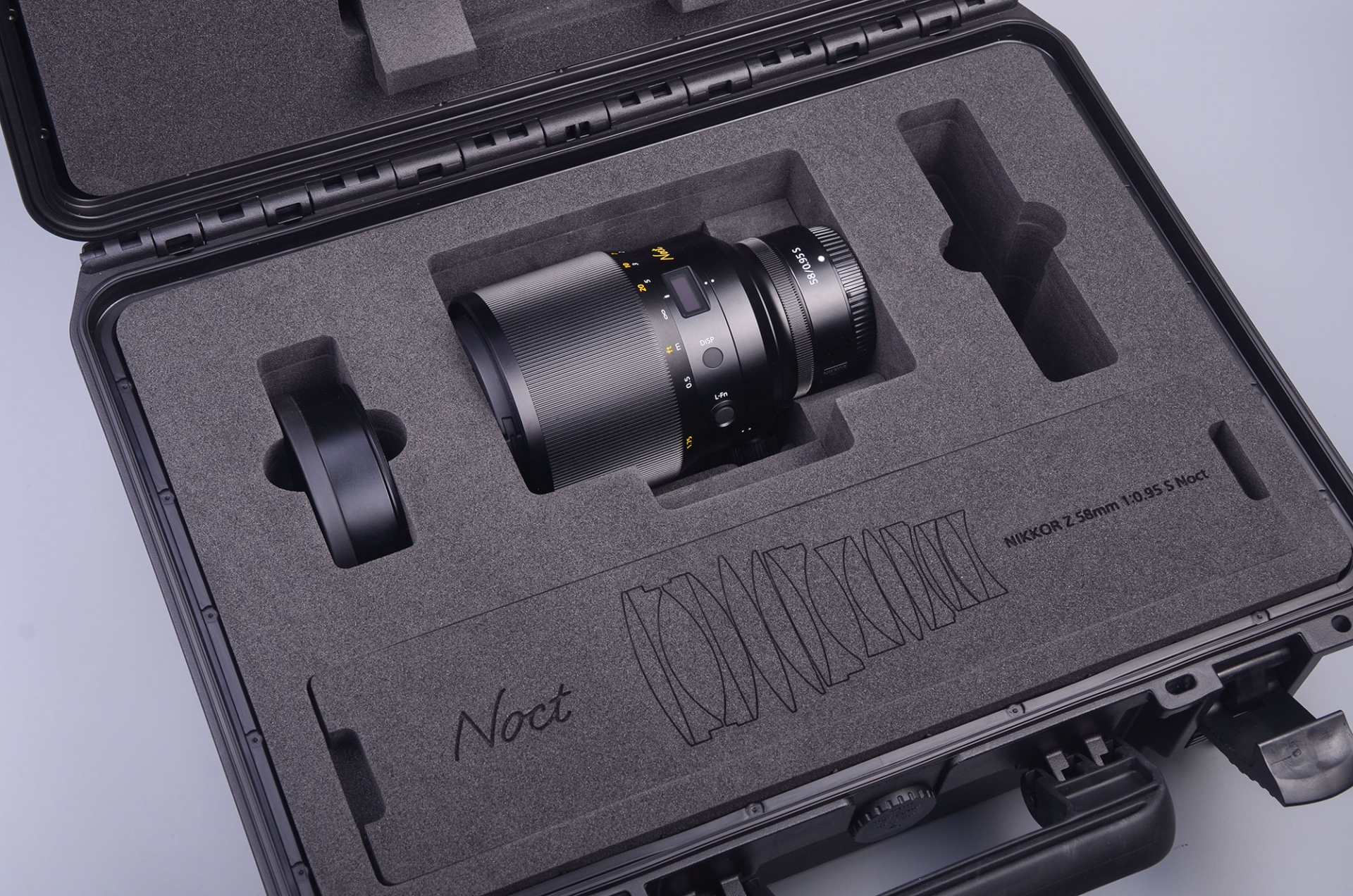 随镜头提供的专用镜头箱带有NOCT标识